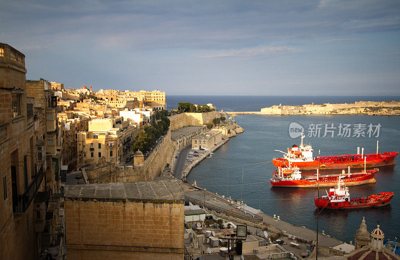 马耳他瓦莱塔:城市景观，红色船只/油轮，大港